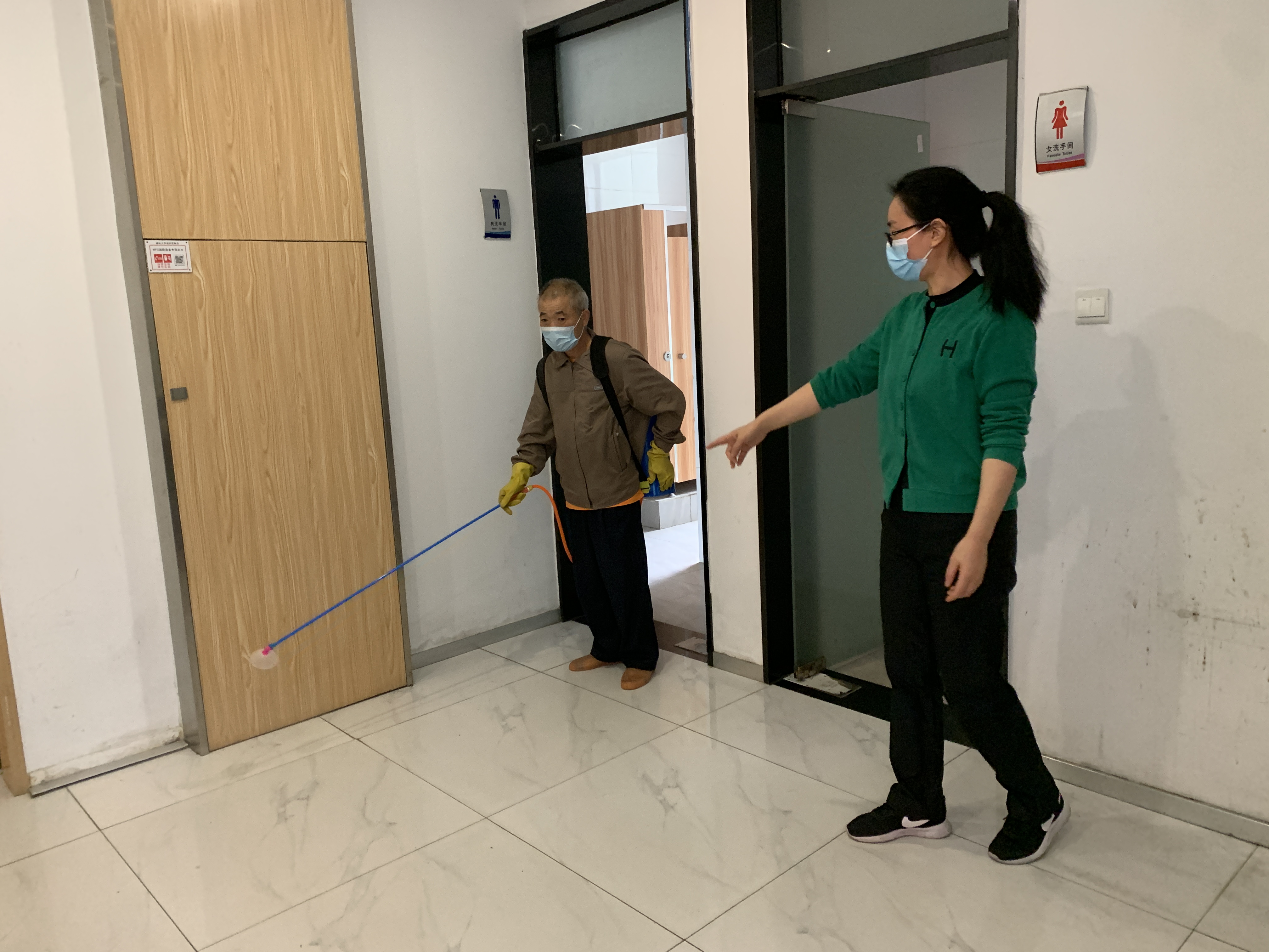 图7:办公室主任谢荣华组织开展每日办公场所消杀工作--谢荣华.jpg 图7:办公室主任谢荣华组织开展每日办公场所消杀工作--谢荣华.jpg
