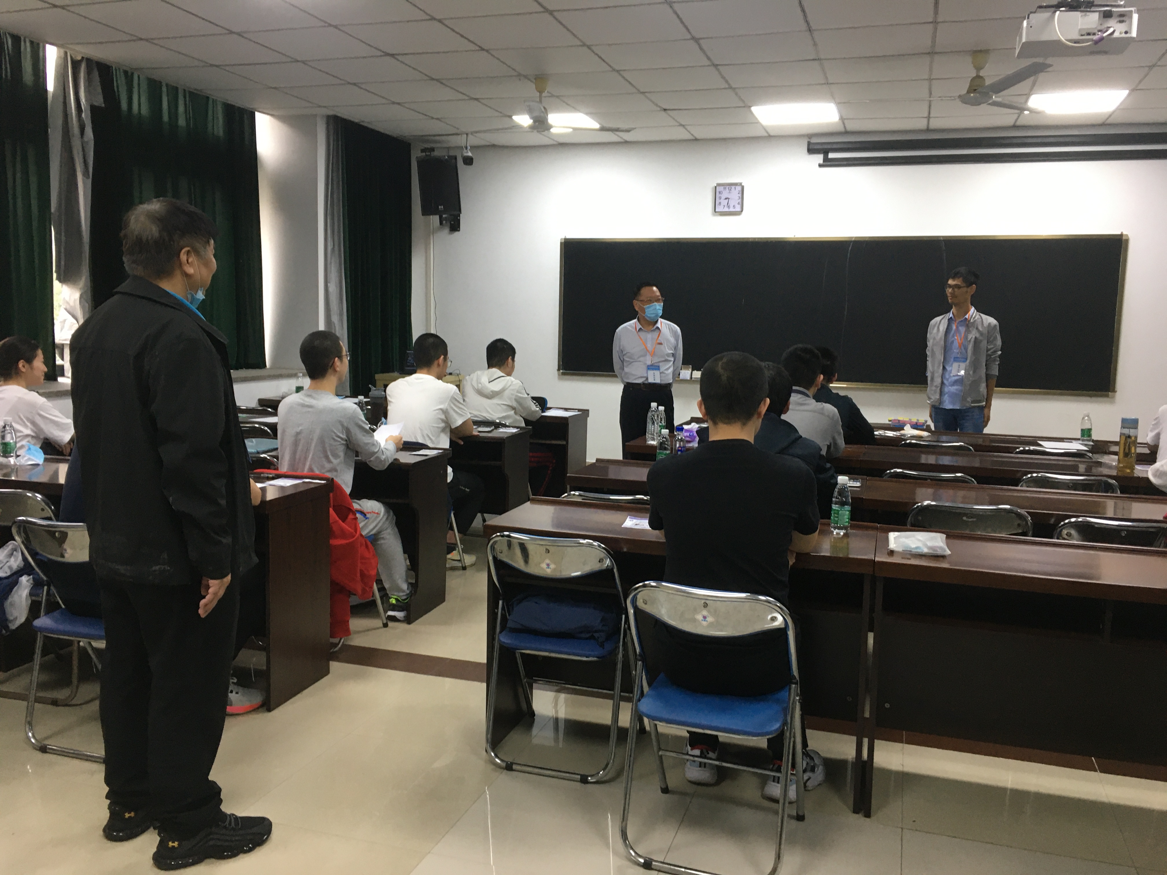 图1:校党委陈国龙书记指导检查第39届全国中学生物理竞赛决赛组织情况--陈国龙.jpg 图1:校党委陈国龙书记指导检查第39届全国中学生物理竞赛决赛组织情况--陈国龙.jpg