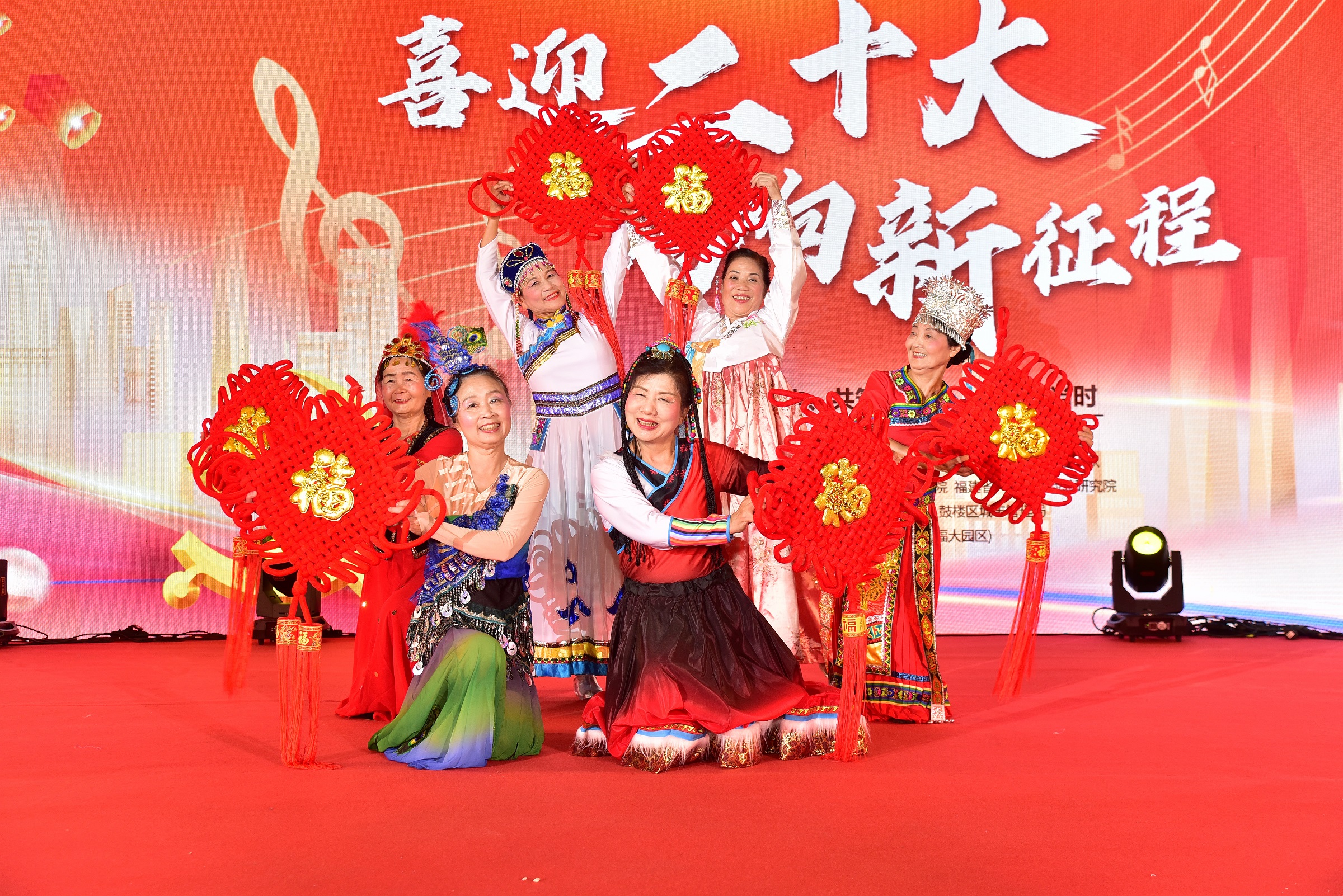 晚霞艺术团在演出现场 - 离退休工作办公室.jpg 晚霞艺术团在演出现场 - 离退休工作办公室.jpg