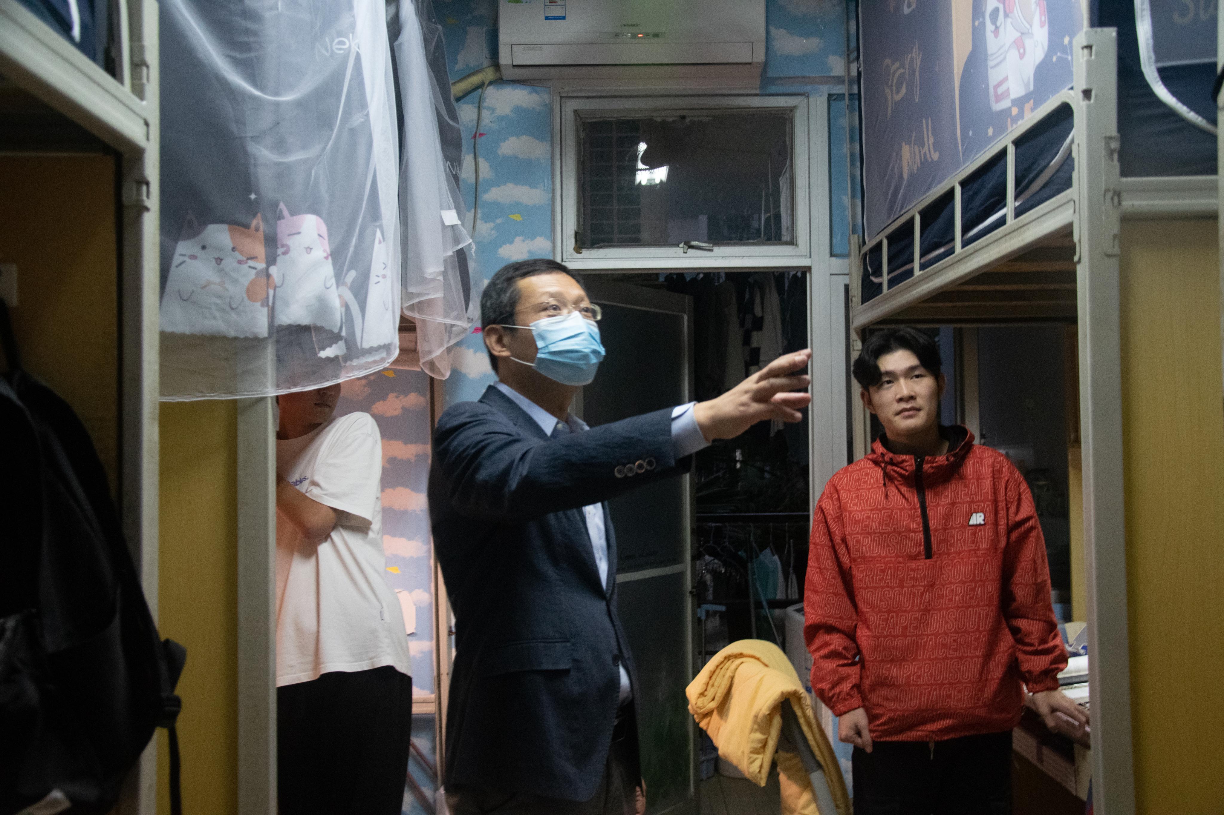 图10:学院党委副书记郑志刚深入学生宿舍关心指导疫情防控工作--郑志刚.jpg 图10:学院党委副书记郑志刚深入学生宿舍关心指导疫情防控工作--郑志刚.jpg